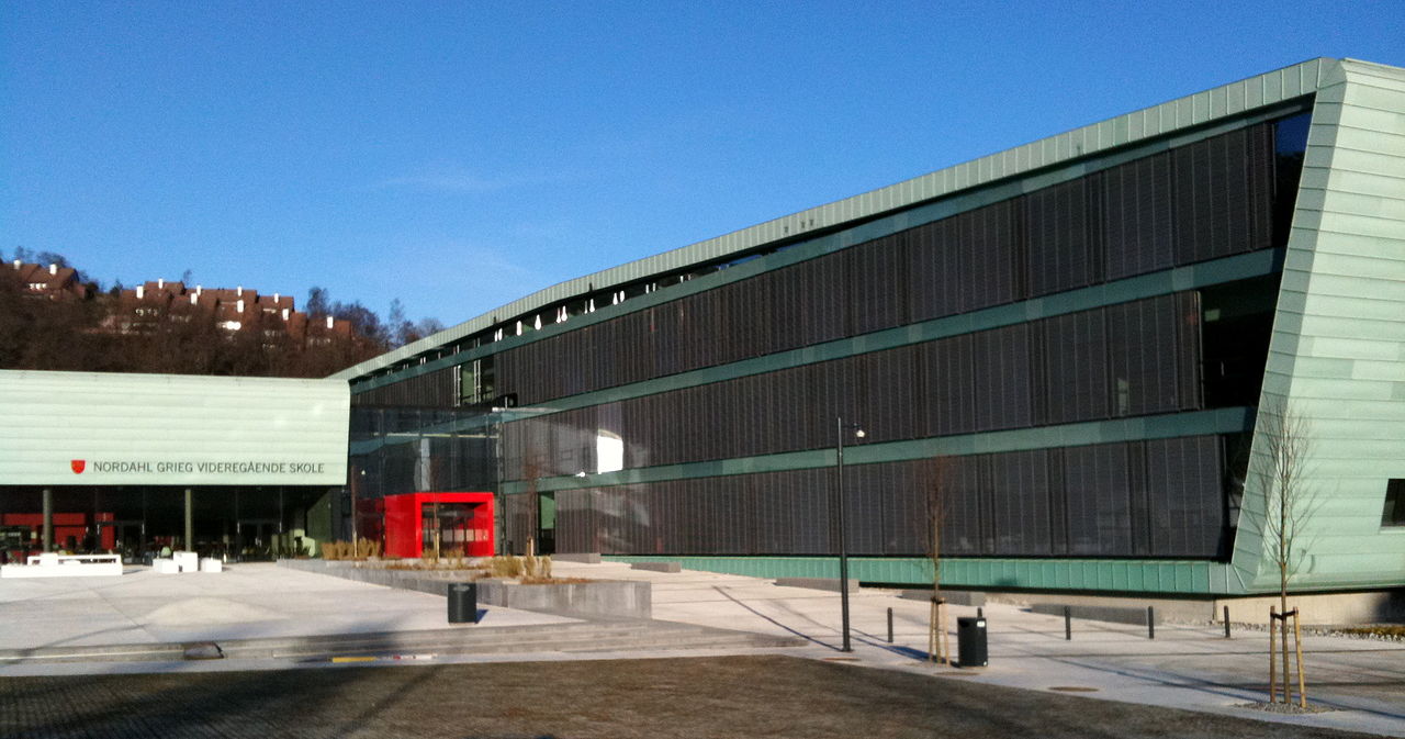 1280px-Nordahl_Grieg_videregående_skole